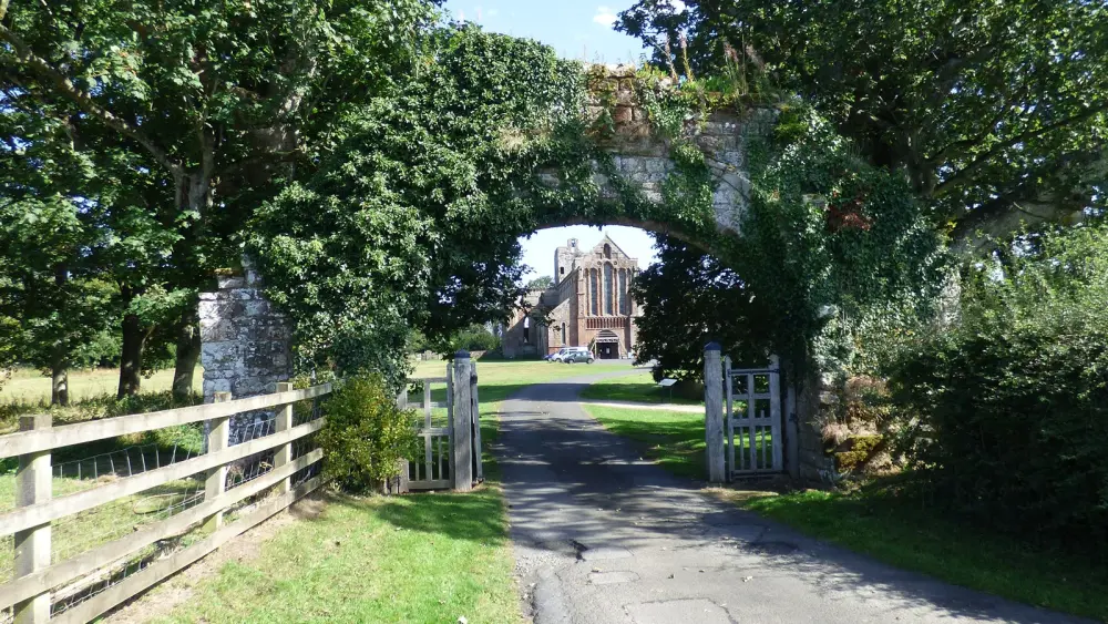 Photo de Gateway Arch à l'ouest de Lanercost Priory - Historic England