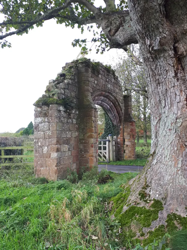 Photo de Gateway Arch à l'ouest de Lanercost Priory - Historic England