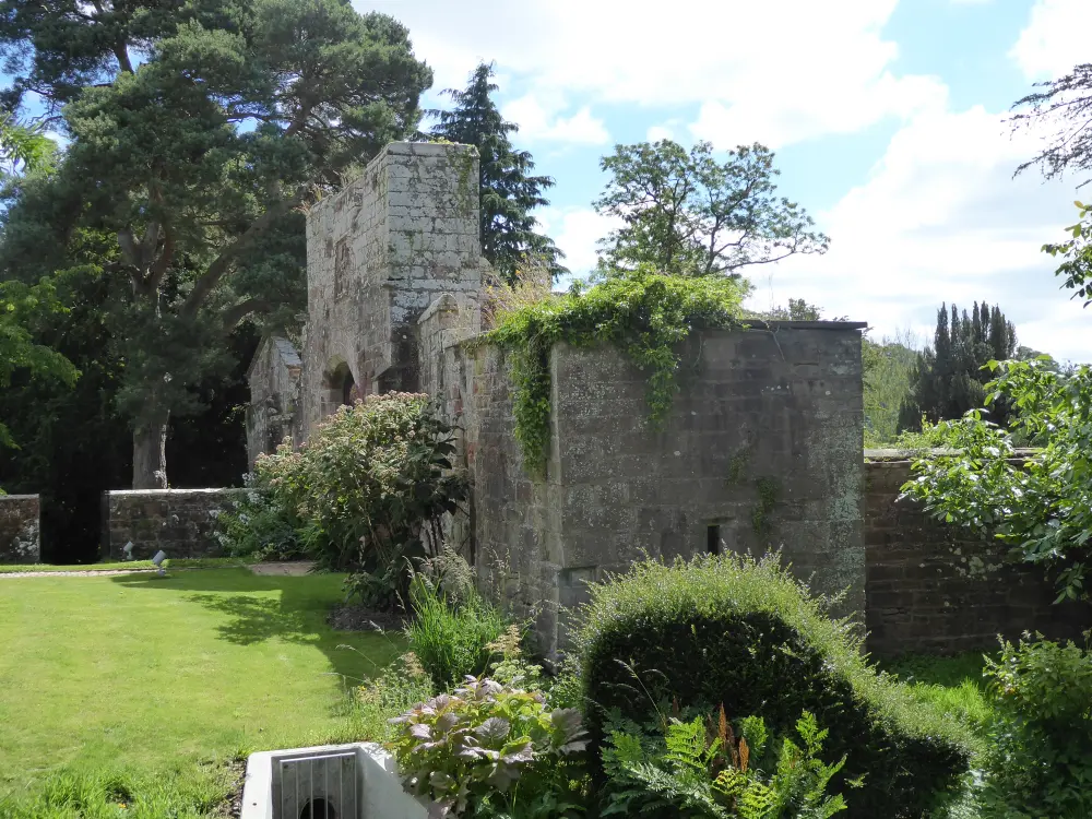 Photo de Porte avec lodge et tour flanquant, au nord du château de Rose - Historic England