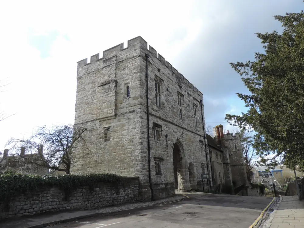 Foto de La puerta de entrada a la universidad (sala parroquial de todos los santos) y la torre de la universidad - Historic England / Charles Watson