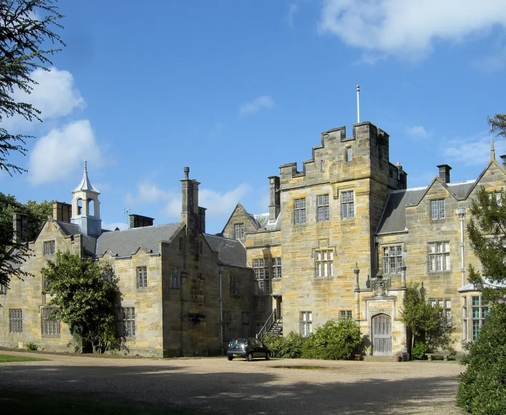 Foto de Castillo de Scotney con patios y terraza de jardín - Historic England / Brian Mawdsley