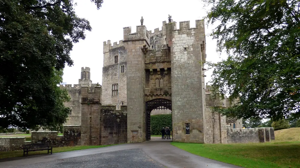 Foto de North Gatehouse y muros adjuntos Castillo de Closing; Gate House anteriormente listada como 'Porter's Lodge' - Historic England