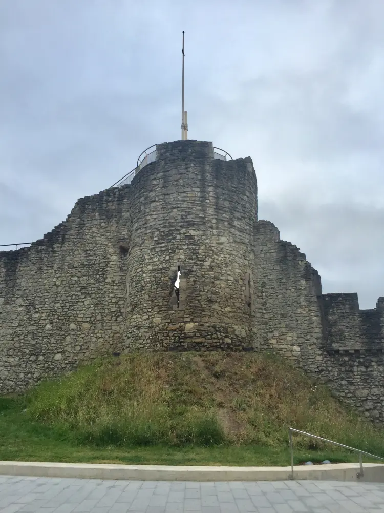 Foto de Sección de la pared que corre hacia el oeste desde Bargua a la Torre Arundel y luego al sur hasta el punto al sur de la puerta de agua de Castle. Incluye la Torre Arundel, la Torre de Catchero, la Torre Garderobe, los 40 escalones, la Puerta de Agua del Castillo y la Bóveda del Castillo - Historic England / Steve Trow