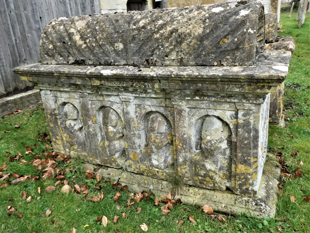Foto de Monumento Shayler en el cementerio de la Iglesia de San Pablo alrededor de 4 metros al este de la sacristía - Historic England