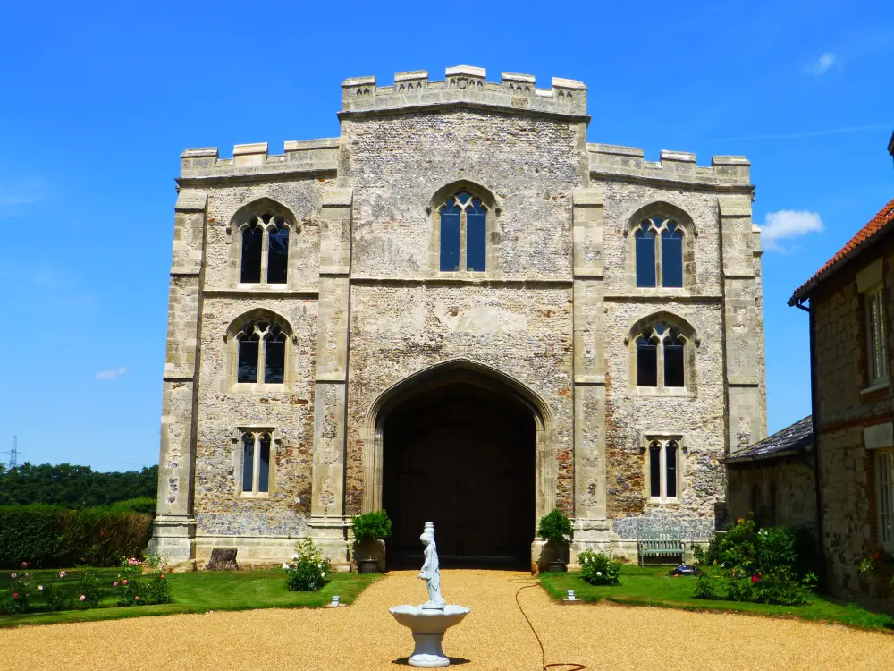 Foto de Pentney Priory Gatehouse - Historic England / Historic England East Listing Team