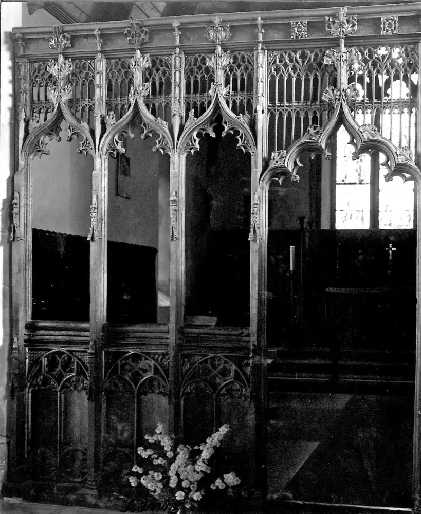 Foto de Iglesia de San Pedro y San Pablo - Historic England
