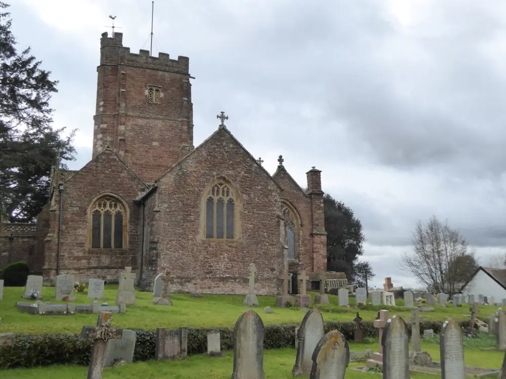 Foto de Iglesia de San Pedro - Historic England