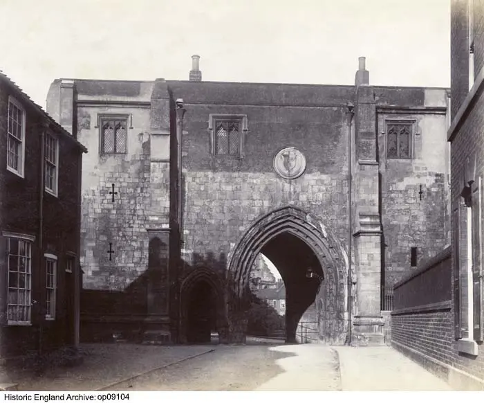 Foto de La puerta de Bayle - Historic England / Historic England Archive