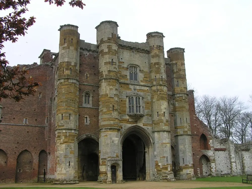 Photo de Thornton Abbey Gatehouse et Wing Walls, Precinct Murs et Barbican - Historic England