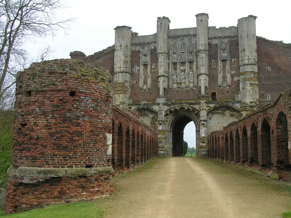 Photo de Thornton Abbey Gatehouse et Wing Walls, Precinct Murs et Barbican - Historic England