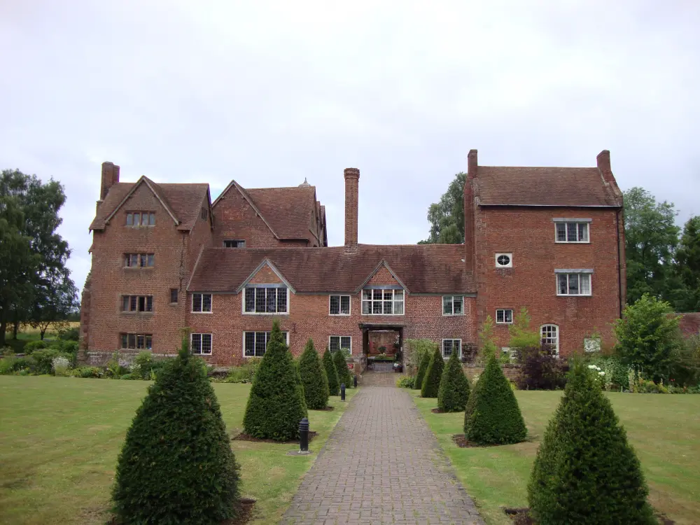 Foto de Harvington Hall y el puente este adjunto - Historic England / Tim Cromack