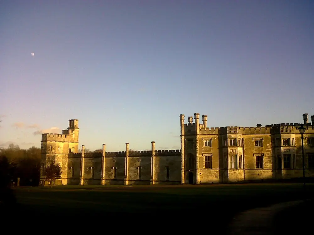 Photo de Ashridge House, y compris la terrasse surélevée, les murs et les marches vers l'est et le sud, et les garde-corps en fer au nord - Historic England