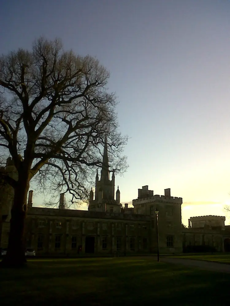Photo de Ashridge House, y compris la terrasse surélevée, les murs et les marches vers l'est et le sud, et les garde-corps en fer au nord - Historic England