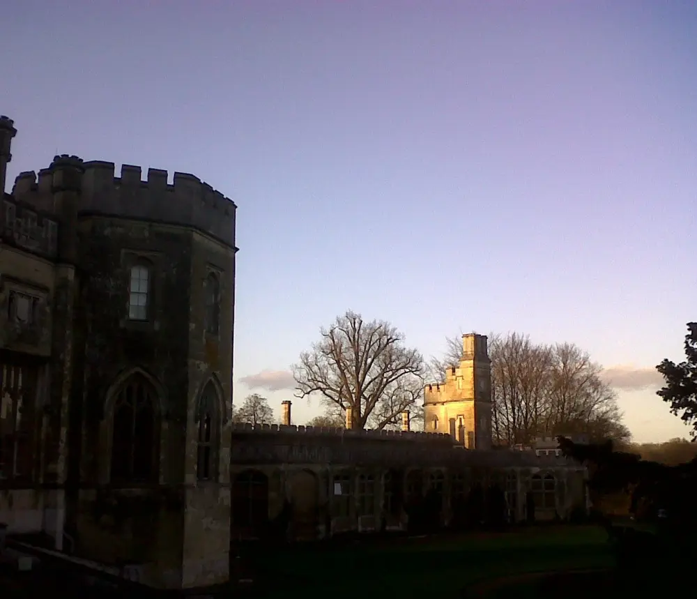 Photo de Ashridge House, y compris la terrasse surélevée, les murs et les marches vers l'est et le sud, et les garde-corps en fer au nord - Historic England