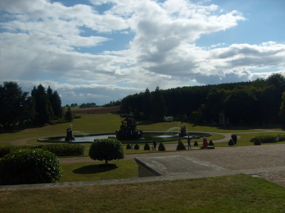 Foto de Fuente de Perseo y Andrómeda a aproximadamente 100 metros al sur de Portico a Witley Court - Historic England / David Lovell