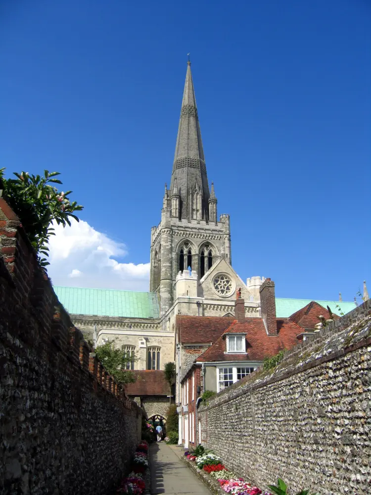 Foto de La Iglesia de la Catedral de la Santísima Trinidad y Cloisters - Historic England