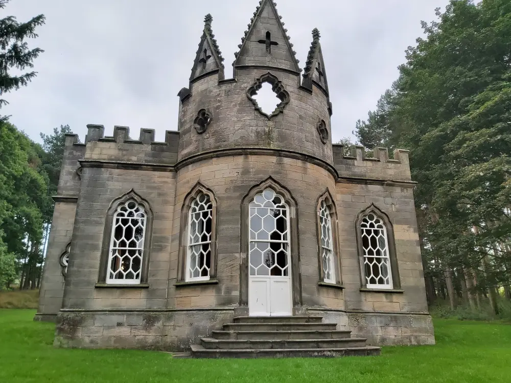 Foto de Casa de banquete a unos 500 metros al este y a 300 metros al sur de Gibside - Historic England / Fabulous North