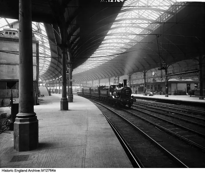 Foto de Estación de ferrocarril central; Edificios de pasajeros y cobertizo de trenes con plataformas - Historic England / Historic England Archive