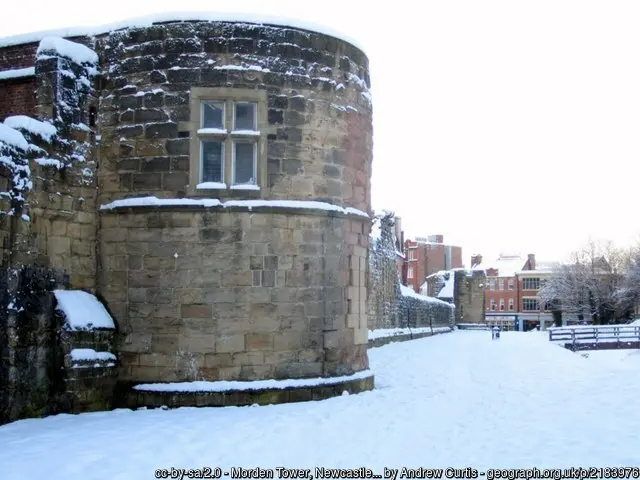 Foto de Muro de la ciudad, con modernas, heber y torres - Historic England / Andrew Curtis