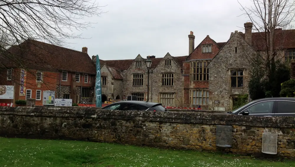 Foto von Das Haus des Königs und das College von Sarum St. Michael - Historic England / David Lovell