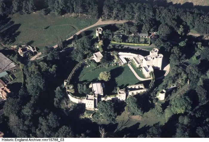 Foto von Bastionen und Vorhangmauer etwa 10 Meter südöstlich von Saltwood Castle - Historic England