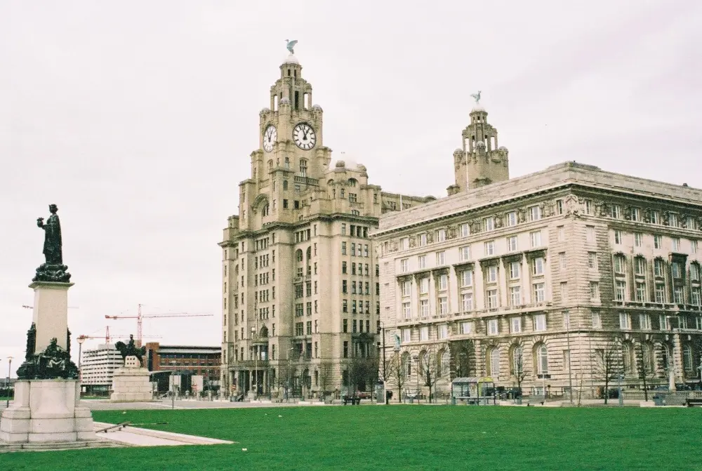 Foto von Royal Leber Building, Eisengeländer und Steinpfeiler rund um das königliche Lebergebäude - Historic England / Paul Adams