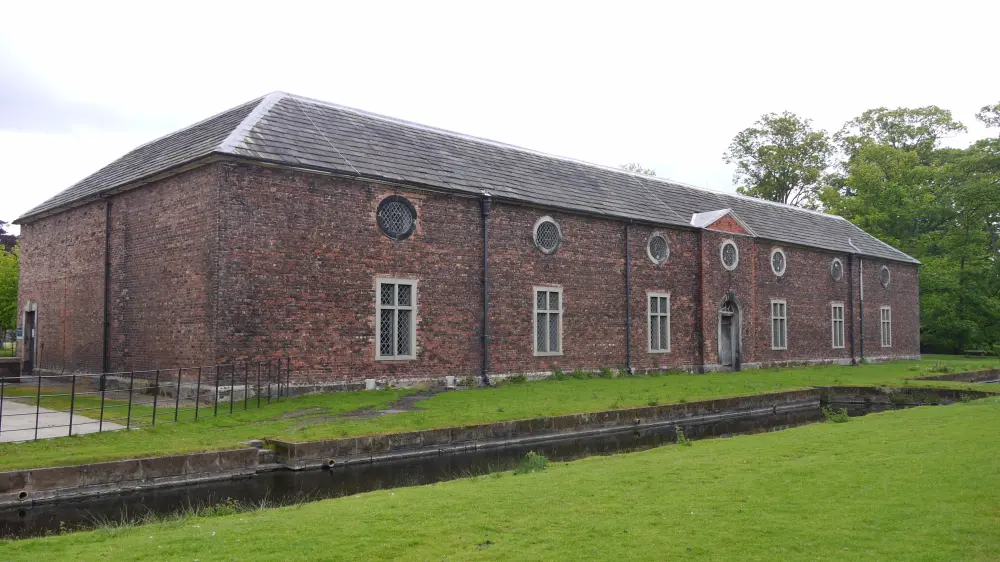 Foto von Ställe südlich von Hall - Historic England / David Lovell