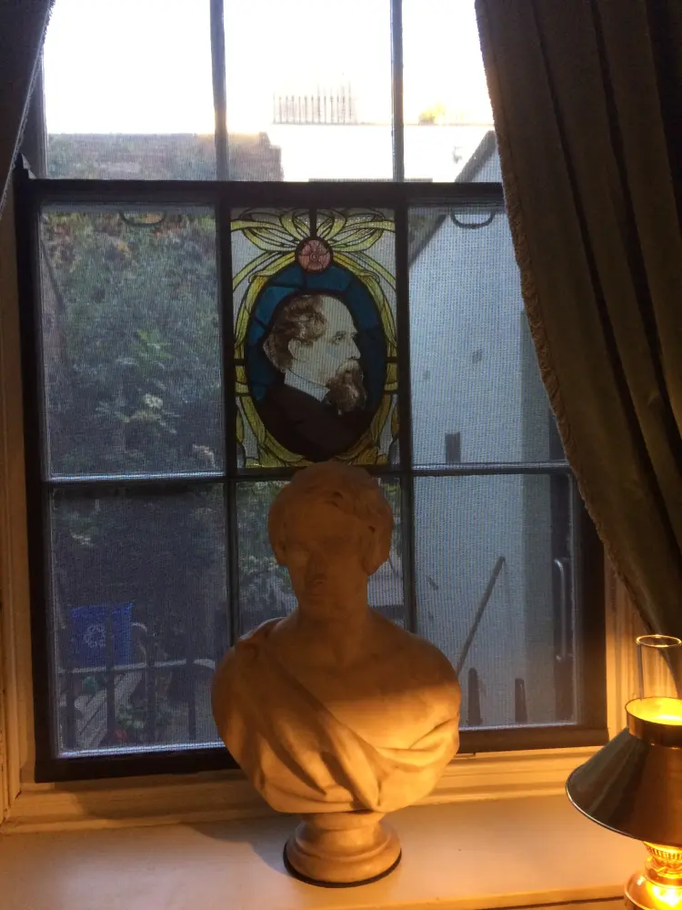 Foto von Charles Dickens House und angeschlossene Geländer - Historic England