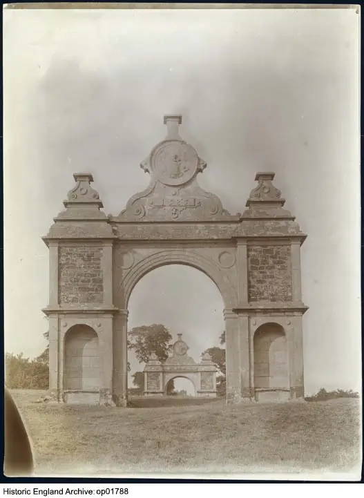 Foto von Holdenby House, Kutschenbogen ca. 130 Meter Südost - Historic England