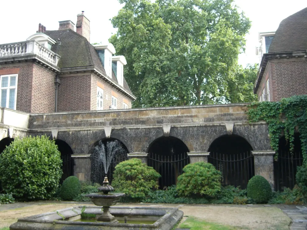 Foto de Secretario de la Oficina de Obras y los restos de la Capilla de Santa Catherine
Pequeños alojamientos de cloisters - Historic England / Brian Mawdsley