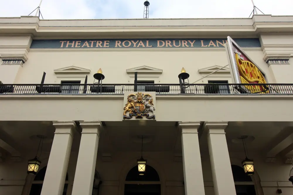 Foto de Teatro Royal Drury Lane y adjunto Sir Augustus Harris Memorial Beber Fountain - Historic England / Charles Watson