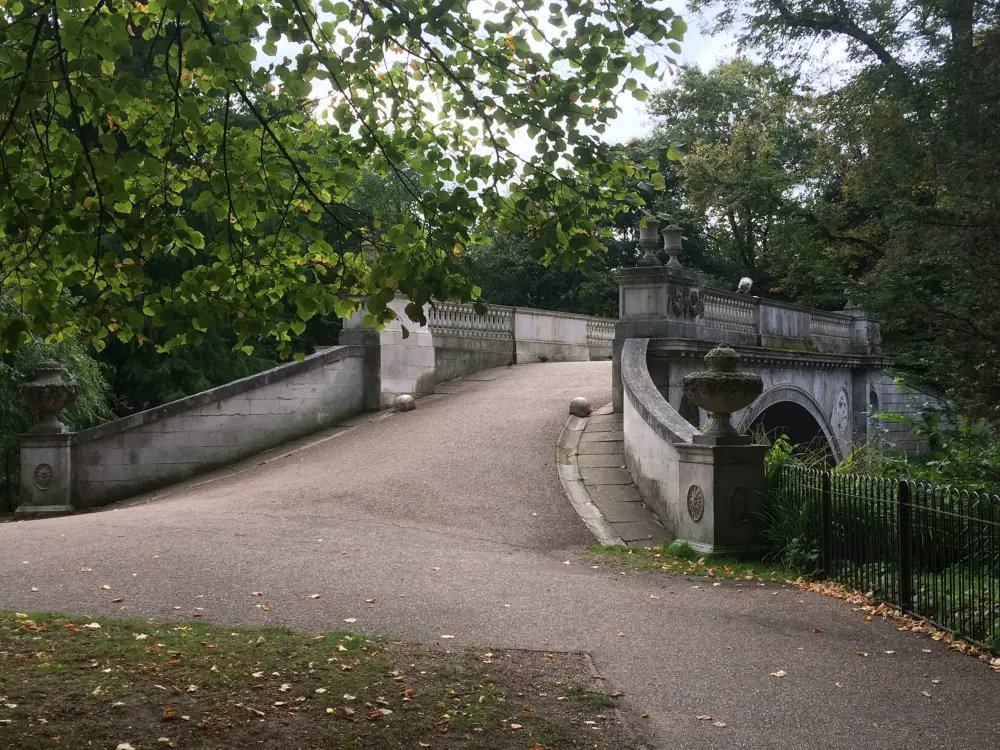 Foto de Puente clásico en Chiswick Park - Historic England