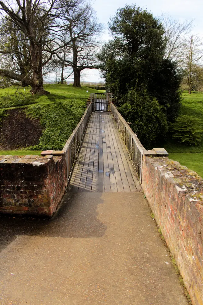 Foto de Restos de South Bridge a través del foso del palacio de Eltham - Historic England / Charles Watson