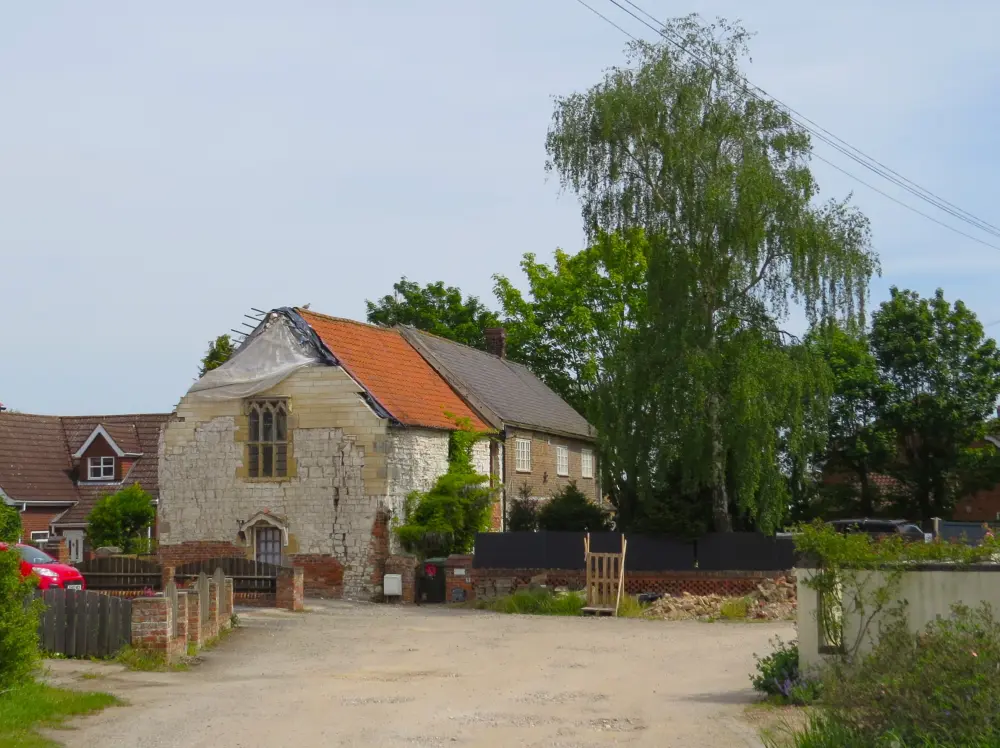 Foto de No 9 Shop y Church End Farmhouse - Historic England / Robert Walton