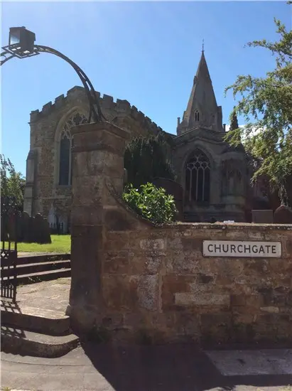 Foto de Iglesia de San Miguel y todos los ángeles - Historic England