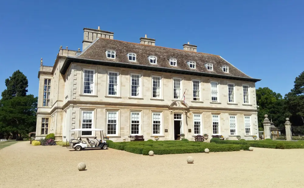 Foto de Stapleford Hall con alas de servicio contiguas y narates - Historic England / Peter Smith