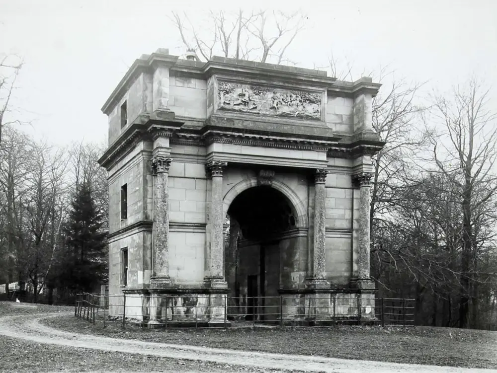 Foto de Garendon Park, el arco triunfal - Historic England