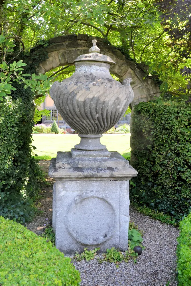 Foto de Urna egipcia en el Hospital Garden of Lord Leicesters - Historic England / Brian Mawdsley