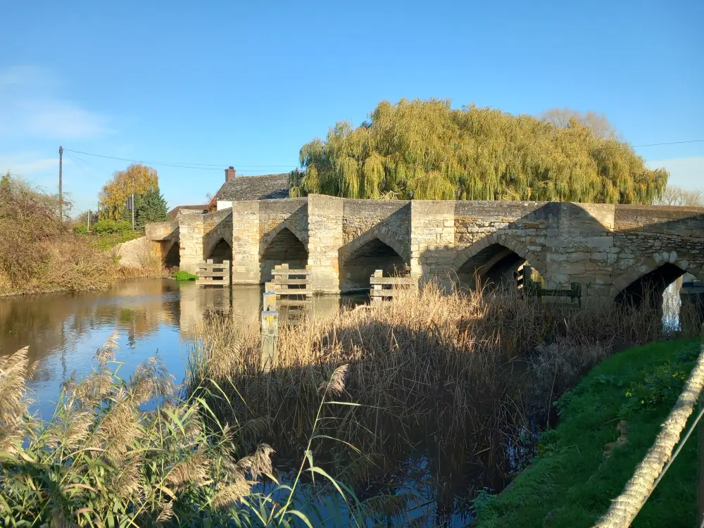 Foto de Nuevo puente y paredes flanqueantes (esa parte en la parroquia civil de Northmoor) - Historic England / Raymond Ducker