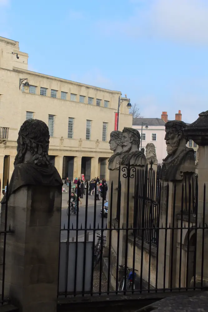 Foto de Walling, barandas en el Teatro Sheldonian y los muelles ornamentales Fronting Broad Street - Historic England