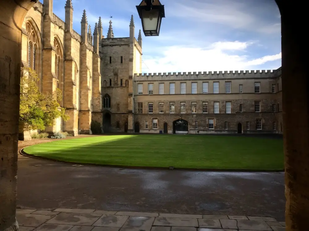 Foto de Nueva universidad, rango este, gran cuadrilátero - Historic England
