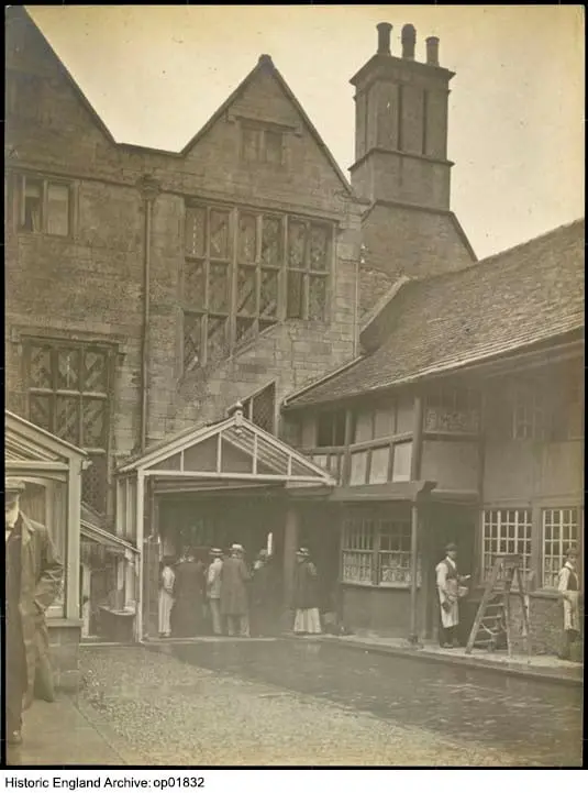 Photo de L'hôtel Talbot, y compris les gammes d'écuries et de granges à l'arrière, bloc de montage près de l'entrée du chariot principal - Historic England
