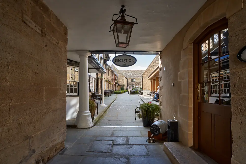 Photo de L'hôtel Talbot, y compris les gammes d'écuries et de granges à l'arrière, bloc de montage près de l'entrée du chariot principal - Historic England
