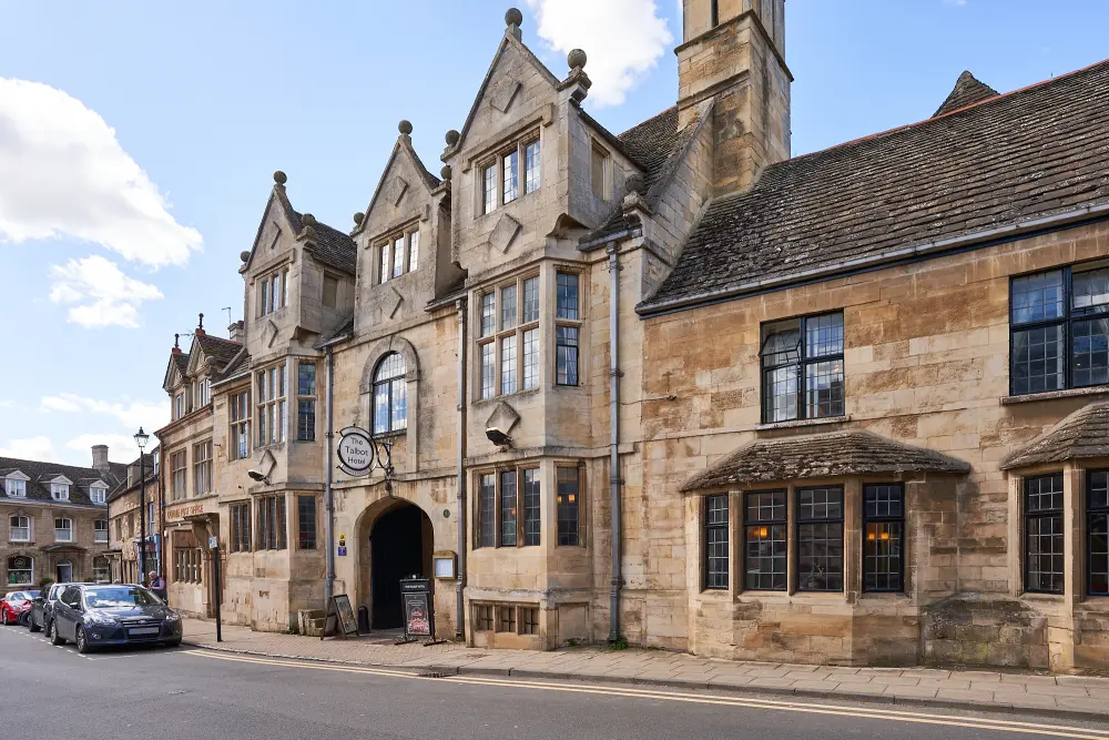 Photo de L'hôtel Talbot, y compris les gammes d'écuries et de granges à l'arrière, bloc de montage près de l'entrée du chariot principal - Historic England