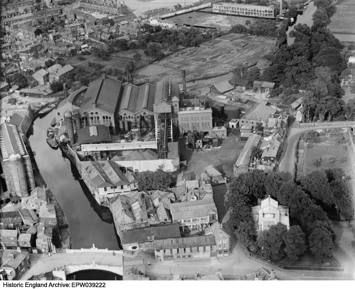 Foto de Iglesia de San Martín en el palacio - Historic England / Historic England Archive
