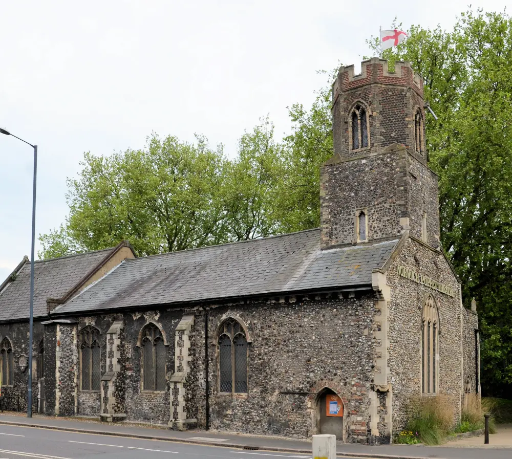 Foto de Ex iglesia de St. James - Historic England / Brian Mawdsley