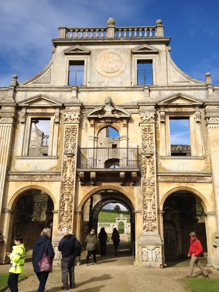 Foto de Kirby Hall, paredes adjuntas y arcos - Historic England / Tamsin Cooke