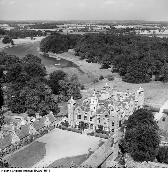Foto de Rango de servicio al suroeste de Blickling Hall - Historic England / Historic England Archive