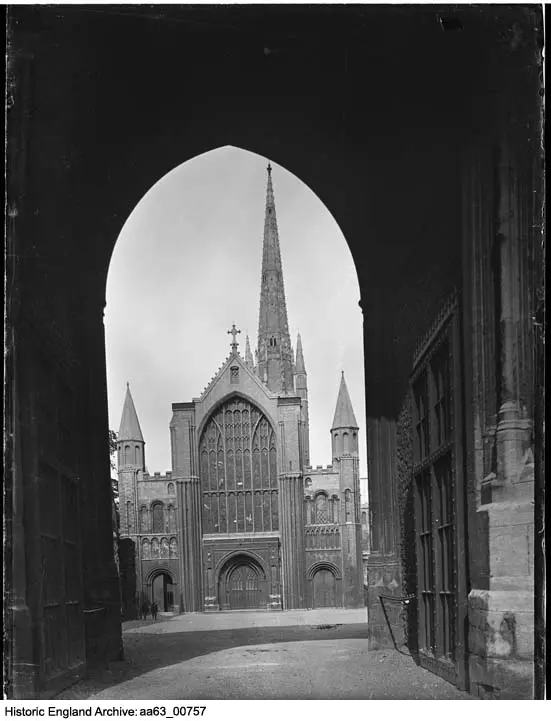 Foto de Puerta de Erpingham - Historic England / Historic England Archive