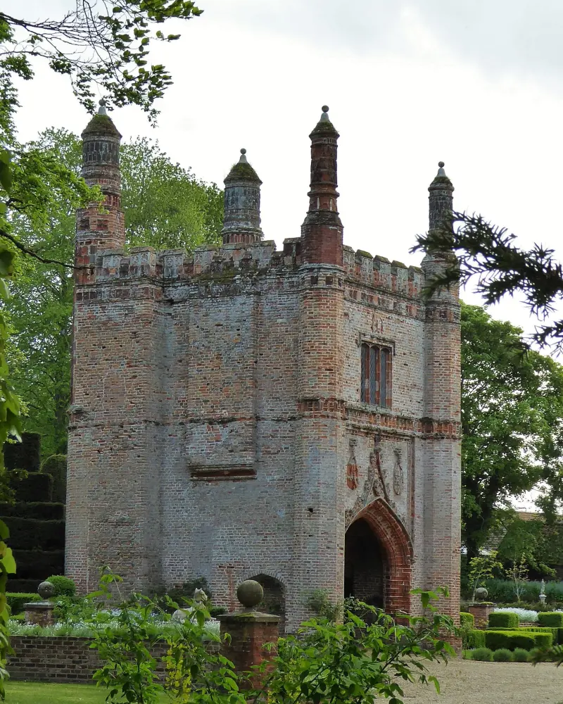 Foto de La puerta de entrada a la mansión - Historic England